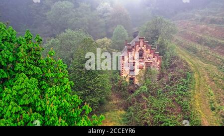 Maison en ruines près de Kastel-Staadt, Sartal, Rhénanie-Palatinat, Allemagne Banque D'Images