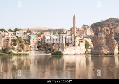 Vue du Tigre et de l'ancien village kurde de Hasankeyf dans l'est de la Turquie, au sud-est de la Turquie. Banque D'Images