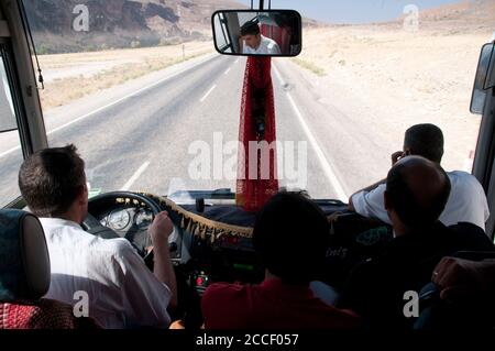 Un chauffeur et des passagers devant un bus interurbain sur une route rurale près de la ville de Van, dans la région orientale de l'Anatolie, dans le sud-est de la Turquie. Banque D'Images