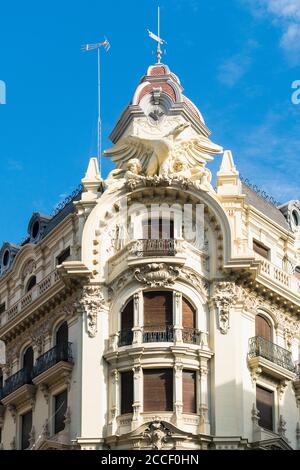 Grenade (Espagne), Plaza Isabel de Catolica, façade Art Nouveau, coin de la Gran via de Colon Banque D'Images