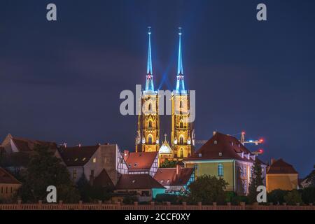 L'allumé en tours de la cathédrale de Wroclaw de Saint Jean le Baptiste (Archikatedra św. Jana Chrzciciela) sur Ostrow Tumski la nuit, Wroclaw, Pologne Banque D'Images