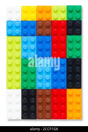 Bloc de construction en plastique multicolore sur fond blanc Banque D'Images