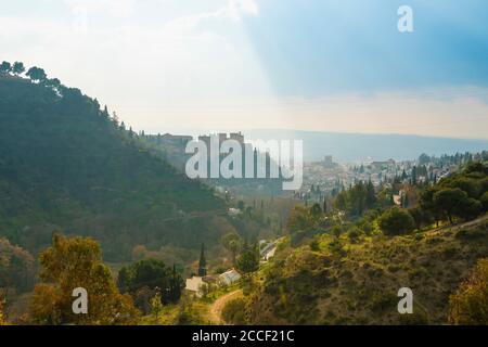 Espagne, Grenade, Sacromonte, quartier historique, Abadia del Sacromonte, monastère, point de vue, vue sur l'Alhambra Banque D'Images