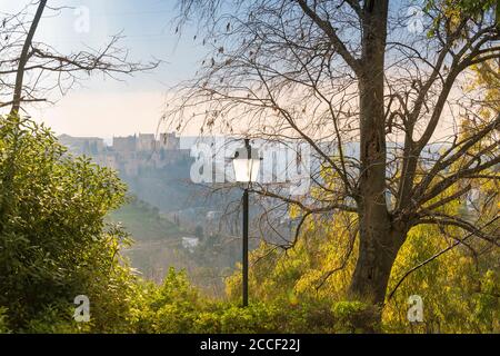 Espagne, Grenade, Sacromonte, quartier historique, Abadia del Sacromonte, monastère, point de vue, vue sur l'Alhambra Banque D'Images