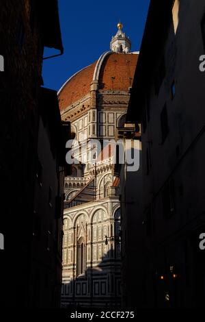 Vue partielle de Santa Maria del Fiore (Sainte Marie de la Fleur) à Florence depuis une voie étroite, construite par l'architecte italien Brunelleschi dans le 15ème cent Banque D'Images