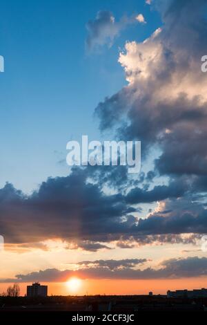 Coucher de soleil sur Berlin, cumulus nuages Banque D'Images