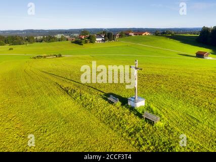 Crucifix sur le Goritzleitn près de Königsdorf, Tölzer Land, vue aérienne, haute-Bavière, Bavière, Allemagne Banque D'Images