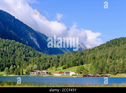 Lautersee, près de Mittenwald, Werdenfelser Land, Wetterstein Mountains, haute-Bavière, Bavière, Allemagne Banque D'Images