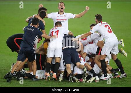 (200822) -- COLOGNE, 22 août 2020 (Xinhua) -- les joueurs et le personnel de Séville célèbrent après la victoire de leur équipe à la finale de l'UEFA Europa League entre le FC Inter et le FC Sevilla à Cologne, en Allemagne, le 21 août 2020. POUR USAGE ÉDITORIAL UNIQUEMENT. NE PAS VENDRE POUR DES CAMPAGNES DE MARKETING OU DE PUBLICITÉ. (Alex Grimm/UEFA/document via Xinhua) Banque D'Images