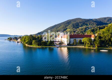 Tegernsee, place Tegernsee et château Tegernsee, enregistrement de drones, haute-Bavière, Bavière, Allemagne Banque D'Images