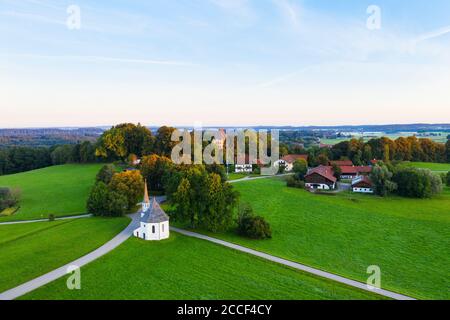 Chapelle de Saint-Leonhard et Château de Harmating, Harmating, près d'Egling, pays de Tölzer, vue aérienne, haute-Bavière, Bavière, Allemagne Banque D'Images