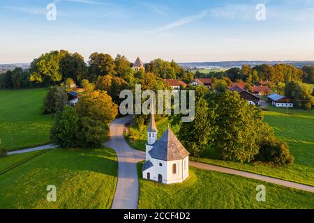 Chapelle Saint-Leonhard, Harmating, près d'Eling, Tölzer Land, vue aérienne, haute-Bavière, Bavière, Allemagne Banque D'Images