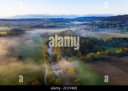 Loisach dans la brume matinale, près d'Achmühle près d'Eurasburg, Tölzer Land, vue aérienne, contreforts alpins, haute-Bavière, Bavière, Allemagne Banque D'Images