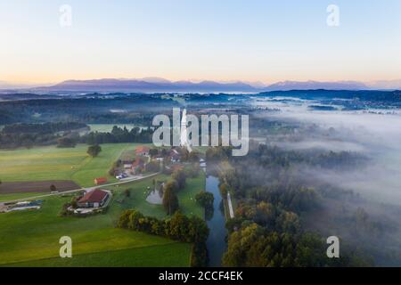 Canal de Loisach et Ziegelei avec brouillard matinal, près de Geretsried, pays de Tölzer, vue aérienne, contreforts alpins, haute-Bavière, Bavière, Allemagne Banque D'Images