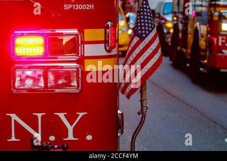 La compagnie de pompiers travaille à mettre le feu dans le bâtiment de New York. Banque D'Images