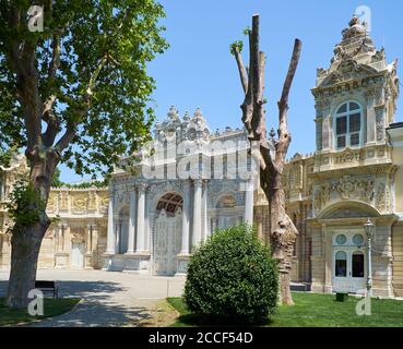 La vue de la porte du Sultan (Saltanat Kapısı) du palais de Dolmabahce. Istanbul. Turquie Banque D'Images