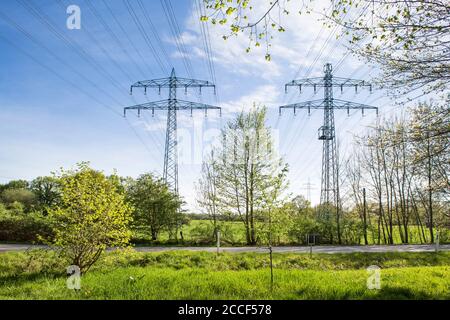 Pylônes haute tension à la campagne Banque D'Images