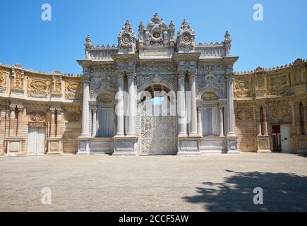 La vue de la porte du Sultan (Saltanat Kapısı) du palais de Dolmabahce. Istanbul. Turquie Banque D'Images