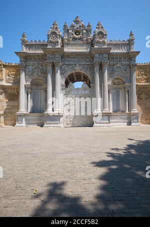 La vue de la porte du Sultan (Saltanat Kapısı) du palais de Dolmabahce. Istanbul. Turquie Banque D'Images