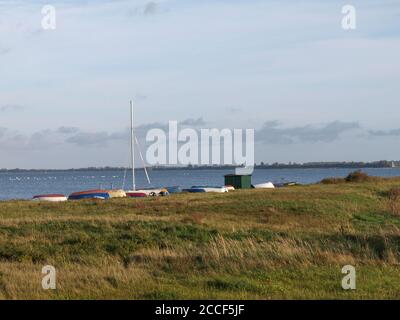 Bateaux sur la rive est de Hiddensee, en arrière-plan, Ruegen, Mecklenburg-Ouest Pomerania, Allemagne Banque D'Images