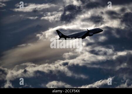 Départ Helvetic Airways, Embraer ERJ-190, HB-JVV Banque D'Images