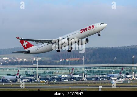 Avion Suisse Airbus A330-300, HB-JHC, Zurich Kloten, Suisse Banque D'Images