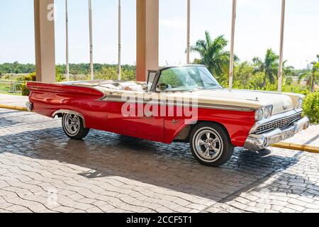 Ford Fairlane, taxi d'époque, Cuba, emplacement Hôtel Blau Varadero Banque D'Images