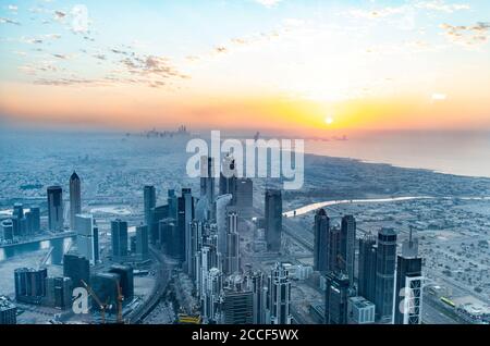 Dubaï, vue de la plus haute tour du monde, Burj Khalifa, 828m de haut - en arrière-plan Burj Al Arab - et au milieu de l'hôtel Hilton Al Habt Banque D'Images