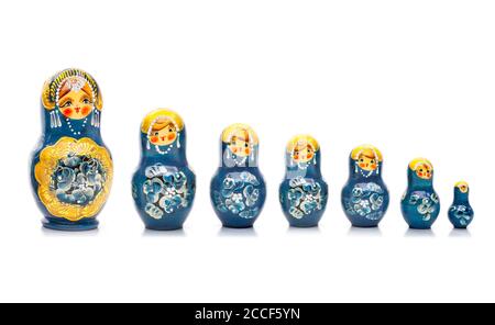 Poupées Matryoshka isolées sur fond blanc Banque D'Images