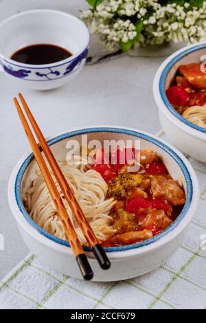 Faire sauter le poulet avec les légumes et les nouilles. Cuisine asiatique. Banque D'Images