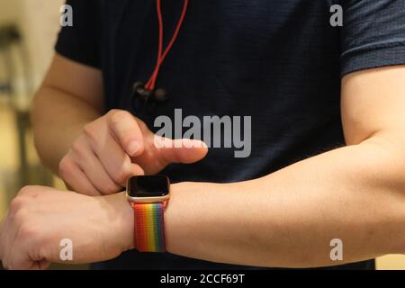 gros plan homme fort à l'aide d'une montre intelligente, faites de l'exercice dans la salle de sport. arrière-plan flou Banque D'Images