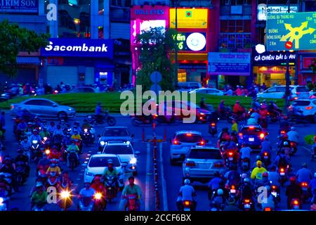 Un embouteillage au crépuscule dans le centre-ville de Ho Chi Minh Vietnam long coup de feu Banque D'Images