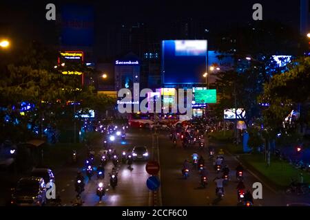 Une rue de nuit au néon au centre-ville de Ho Chi Minh Vietnam long coup de feu Banque D'Images