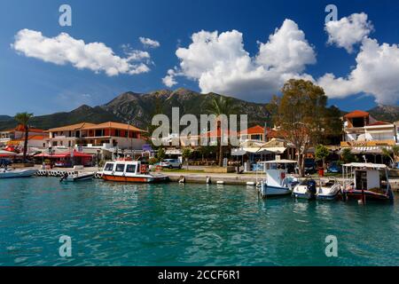 Bateaux dans le port de Nydri village sur l'île de Leucade en Grèce. Banque D'Images