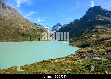 Autriche, Montafon, le Silvrettasee, vue à Piz Buin, sur la droite la Kleine Schattenspitze (2703 m). Banque D'Images