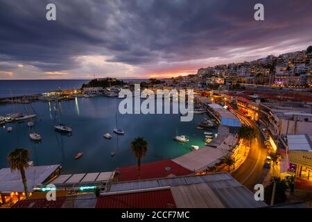 En soirée Mikrolimano marina à Athènes, Grèce. Banque D'Images