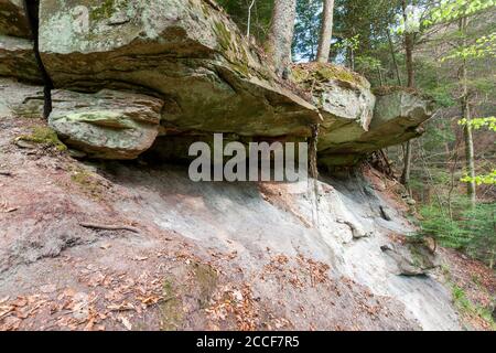 Allemagne, Bade-Wurtemberg, Murrhardt, porte-à-faux rocheux à la chute d'eau supérieure dans la gorge de Hörschbach dans le parc naturel de la forêt souabe-franconienne. Banque D'Images