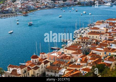 Vue sur le village de Chora de l'île de Poros et le village de Galatas. Banque D'Images