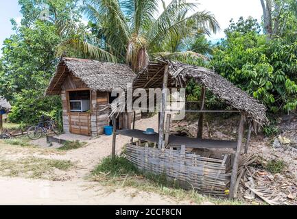 Cabane en bois simple recouverte de feuilles de palmier, Ivoloina, Taomasina, Tamatave, Madagascar, Afrique, Océan Indien Banque D'Images