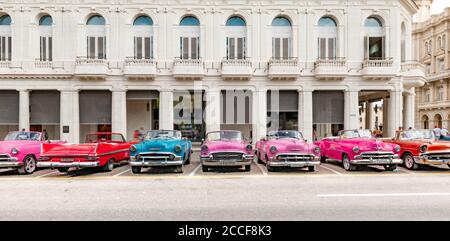 Voiture d'époque, taxi, parking, rose, rouge, bleu, orange, Cuba, la Havane Banque D'Images