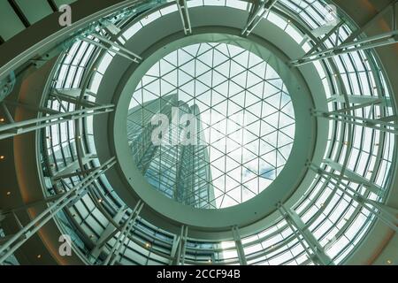 Vue à travers le dôme circulaire en verre et en acier jusqu'à la hauteur du bureau bâtiment Banque D'Images