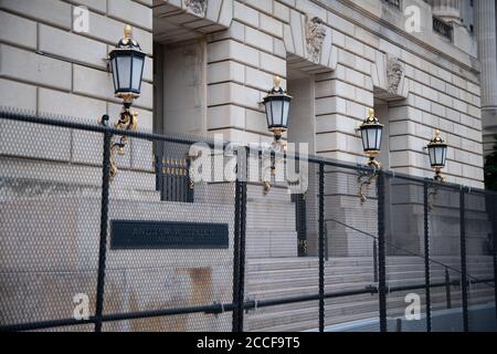 Le Andrew W. Mellon Auditorium, qui appartient au gouvernement fédéral, est vu derrière une clôture métallique temporaire avant la Convention nationale républicaine de 2020, qui prévoit d'utiliser le lieu comme centre principal pour les discours et le personnel, à Washington, DC, le 21 août 2020, dans le contexte de la pandémie du coronavirus. Le président Trump acceptera la nomination républicaine au poste de président de la South Lawn de la Maison Blanche, car d'autres événements de la convention se déroulent également sur la propriété fédérale. Les experts en éthique de C ont exprimé des inquiétudes quant au fait que cela viole potentiellement les lois fédérales sur la corruption qui restreignent le recours à l'État Banque D'Images