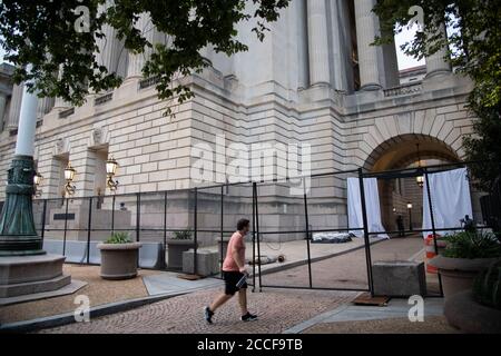 Le Andrew W. Mellon Auditorium, qui appartient au gouvernement fédéral, est vu derrière une clôture métallique temporaire avant la Convention nationale républicaine de 2020, qui prévoit d'utiliser le lieu comme centre principal pour les discours et le personnel, à Washington, DC, le 21 août 2020, dans le contexte de la pandémie du coronavirus. Le président Trump acceptera la nomination républicaine au poste de président de la South Lawn de la Maison Blanche, car d'autres événements de la convention se déroulent également sur la propriété fédérale. Les experts en éthique de C ont exprimé des inquiétudes quant au fait que cela viole potentiellement les lois fédérales sur la corruption qui restreignent le recours à l'État Banque D'Images