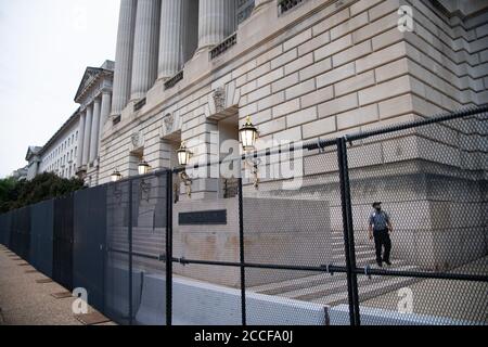 Le Andrew W. Mellon Auditorium, qui appartient au gouvernement fédéral, est vu derrière une clôture métallique temporaire avant la Convention nationale républicaine de 2020, qui prévoit d'utiliser le lieu comme centre principal pour les discours et le personnel, à Washington, DC, le 21 août 2020, dans le contexte de la pandémie du coronavirus. Le président Trump acceptera la nomination républicaine au poste de président de la South Lawn de la Maison Blanche, car d'autres événements de la convention se déroulent également sur la propriété fédérale. Les experts en éthique de C ont exprimé des inquiétudes quant au fait que cela viole potentiellement les lois fédérales sur la corruption qui restreignent le recours à l'État Banque D'Images