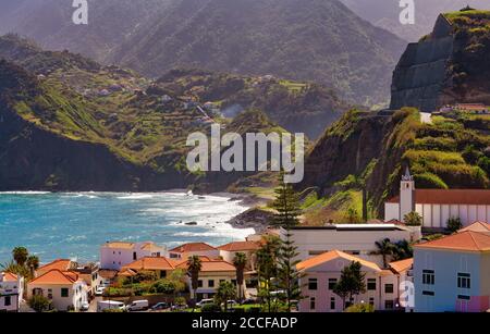 Municipalité et paysage de Porto da Cruz, Machico, Madère Banque D'Images