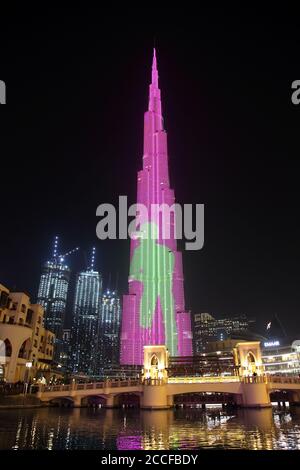 Eau, Dubaï, Burj Khalifa, illuminé, dans la soirée Banque D'Images