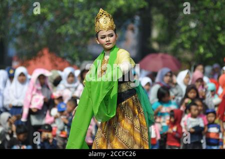 Ciamis, West Java - 25 juin 2019 : une adolescente de West Java fait la danse traditionnelle du sundanais au Festival de la culture du Sundanais, Ciamis - Indonésie Banque D'Images