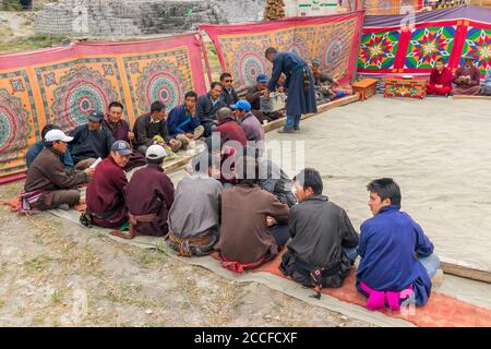 Mulbekh, Ladakh, Inde - 2 septembre 2014 : les ladakhi en robes traditionnelles, réunis pour un festival religieux. Vêtements traditionnels colorés. Banque D'Images