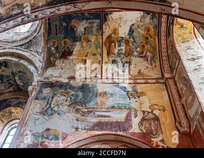 Peintures murales dans l'église orthodoxe géorgienne de Saint-Georges avec des scènes de la vie du Christ, le monastère médiéval complexe Gelati, patrimoine mondial de l'UNESCO s'assoient Banque D'Images