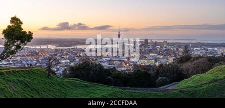 Horizon de la ville d'Auckland avec la Sky Tower d'Auckland au départ de Mt. Eden au coucher du soleil Nouvelle-Zélande Banque D'Images
